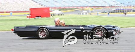 世界上最“扁”的汽車 躺著開！