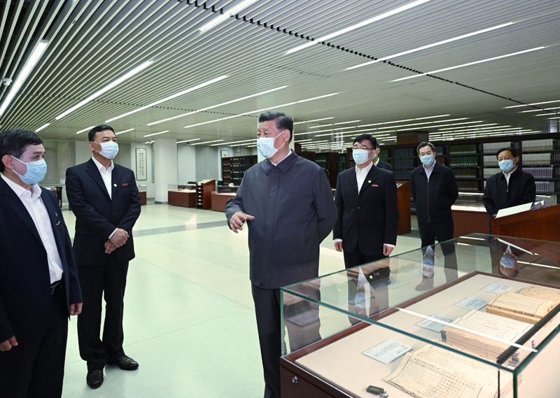 2022年4月25日，習(xí)近平來到中國(guó)人民大學(xué)考察調(diào)研。這是他在圖書館考察。