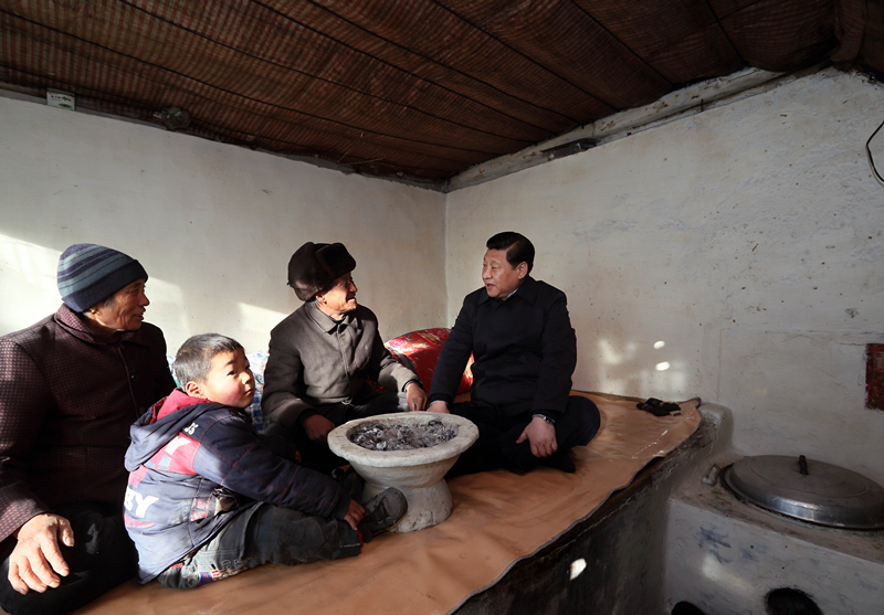 2012年12月30日，習(xí)近平在河北省阜平縣龍泉關(guān)鎮(zhèn)駱駝灣村看望唐榮斌老人一家。