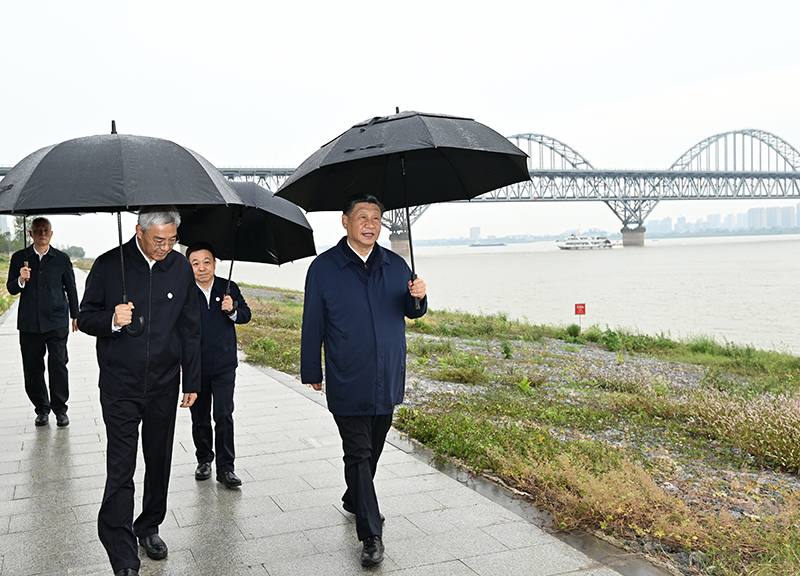 2023年10月10日，習(xí)近平總書記在江西長(zhǎng)江國(guó)家文化公園九江城區(qū)段冒雨考察。