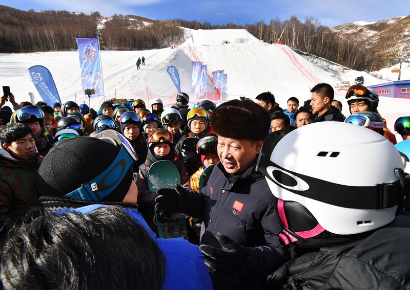 2017年1月23日，習(xí)近平總書記在云頂滑雪場同正在集訓(xùn)的國家滑雪隊運動員及滑雪愛好者親切交談。