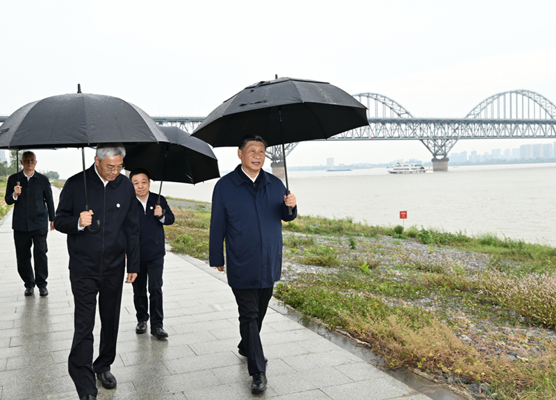 2023年10月10日，習(xí)近平在長(zhǎng)江國(guó)家文化公園九江城區(qū)段考察時(shí)，冒雨沿江堤步行察看沿岸風(fēng)貌。