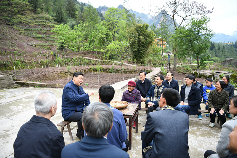 2019年4月15日，習(xí)近平總書(shū)記在重慶石柱土家族自治縣中益鄉(xiāng)華溪村同村民代表、基層干部、扶貧干部、鄉(xiāng)村醫(yī)生等圍坐在一起，共話脫貧攻堅(jiān)。