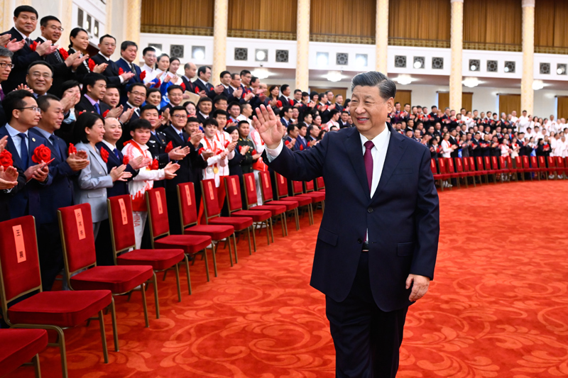 2022年4月8日，北京冬奧會(huì)、冬殘奧會(huì)總結(jié)表彰大會(huì)在北京人民大會(huì)堂隆重舉行。會(huì)前，習(xí)近平等會(huì)見(jiàn)北京冬奧會(huì)、冬殘奧會(huì)突出貢獻(xiàn)集體代表、突出貢獻(xiàn)個(gè)人和中國(guó)體育代表團(tuán)成員。