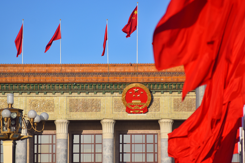 2024年3月8日，北京上空現(xiàn)“兩會藍”，人民大會堂前紅旗飄揚。