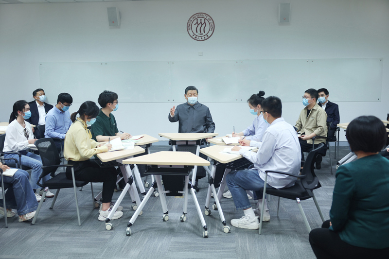 2022年4月25日，習(xí)近平總書記來到中國人民大學(xué)考察調(diào)研。這是總書記在立德樓觀摩思政課智慧教室現(xiàn)場(chǎng)教學(xué)并參與討論。