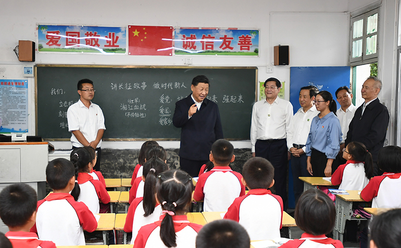 2020年9月16日，習(xí)近平總書記在湖南省郴州市汝城縣文明瑤族鄉(xiāng)第一片小學(xué)，同正在上思政課的同學(xué)們親切交流。