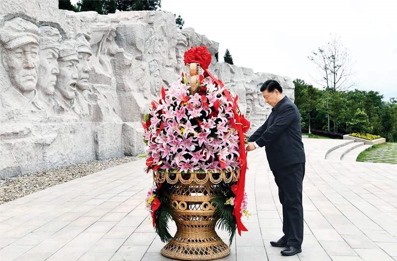 2021年4月25日至27日，中共中央總書記、國家主席、中央軍委主席習近平在廣西考察。這是25日上午，習近平在位于桂林市全州縣的紅軍長征湘江戰(zhàn)役紀念園，向湘江戰(zhàn)役紅軍烈士敬獻花籃。 新華社記者 謝環(huán)馳/攝