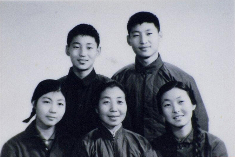 1972年冬，齊心和子女們。前排右起:齊橋橋、齊心、習(xí)安安。后排右起:習(xí)近平、習(xí)遠(yuǎn)平。