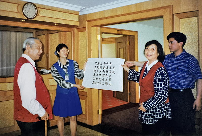 1999年3月，習(xí)仲勛欣賞齊心的書法作品《官箴》。