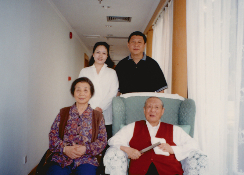 這是習(xí)近平、彭麗媛同習(xí)仲勛、齊心的合影。