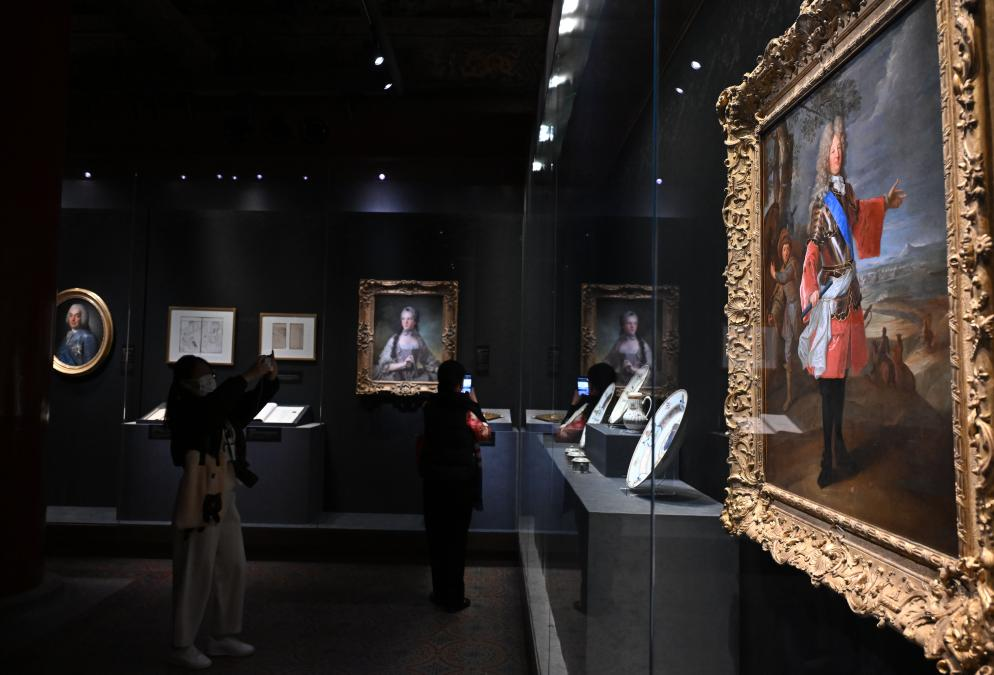 4月1日，作為中法文化旅游年的重要項目，“紫禁城與凡爾賽宮——17、18世紀的中法交往”展覽在故宮文華殿開幕。圖為觀眾當天參觀展覽。新華社記者 金良快 攝