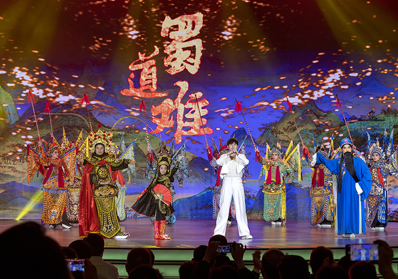 2023年10月13日，成都，“把青春華章寫(xiě)在祖國(guó)大地上”大思政課網(wǎng)絡(luò)主題宣傳和互動(dòng)引導(dǎo)活動(dòng)在四川大學(xué)舉行。