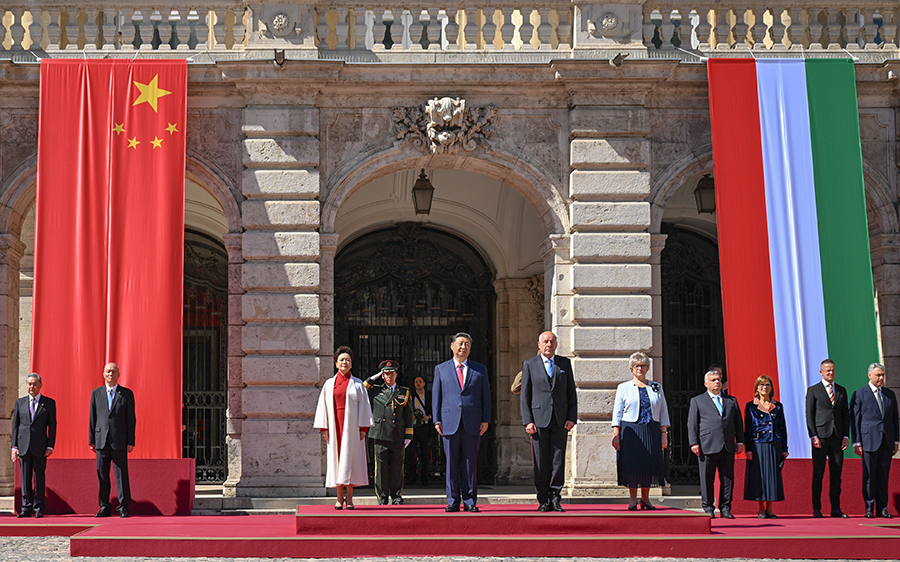 當(dāng)?shù)貢r(shí)間5月9日上午，國(guó)家主席習(xí)近平在布達(dá)佩斯出席匈牙利總統(tǒng)舒尤克和總理歐爾班共同舉行的隆重歡迎儀式。新華社記者 謝環(huán)馳 攝