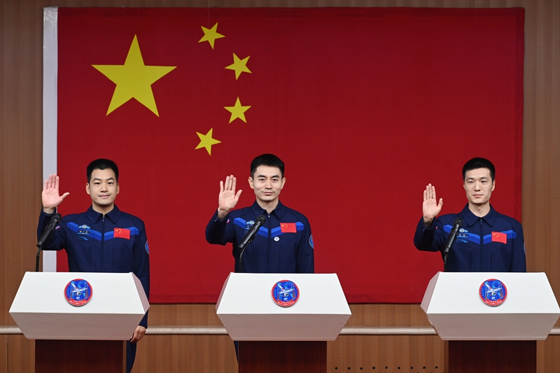 2024年月24日，神舟十八號(hào)載人飛行任務(wù)航天員葉光富（中）、李聰（右）、李廣蘇在酒泉衛(wèi)星發(fā)射中心問(wèn)天閣與媒體記者集體見(jiàn)面。
