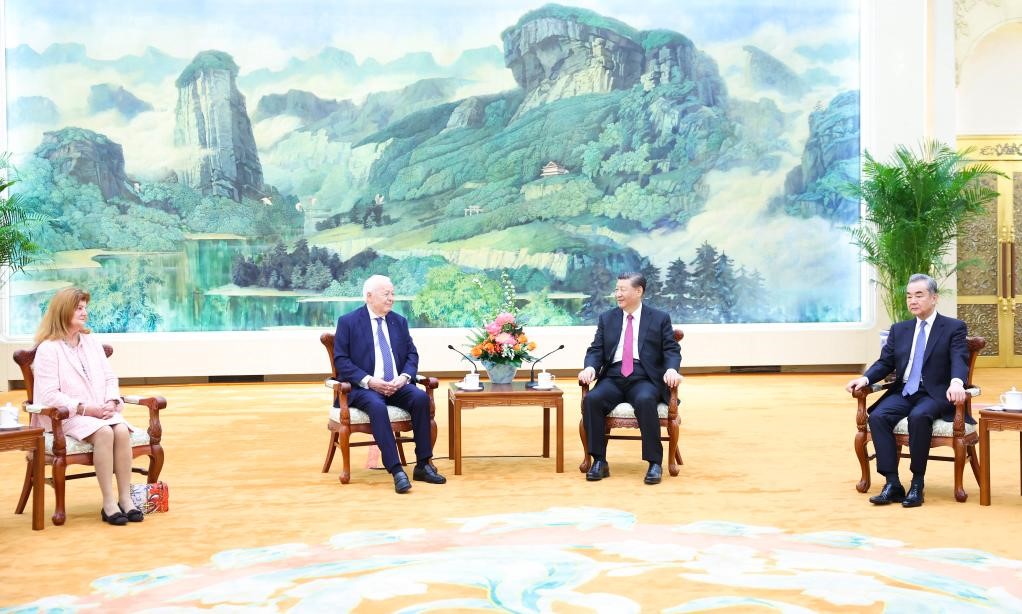 2024年4月8日，國家主席習(xí)近平在北京人民大會(huì)堂會(huì)見法國梅里?；饡?huì)主席梅里埃夫婦。新華社記者 黃敬文 攝