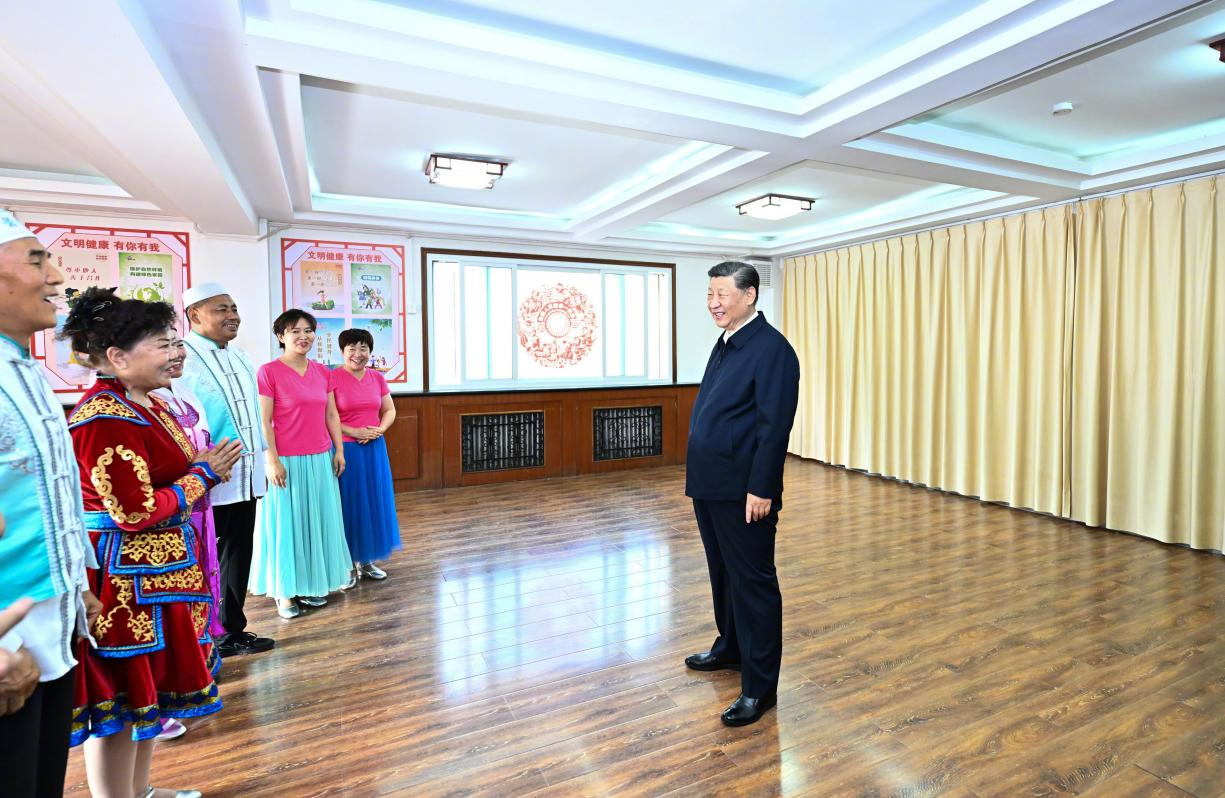 6月19日下午，習(xí)近平總書記在銀川市金鳳區(qū)長(zhǎng)城花園社區(qū)活動(dòng)室考察時(shí)，同社區(qū)居民親切交流。