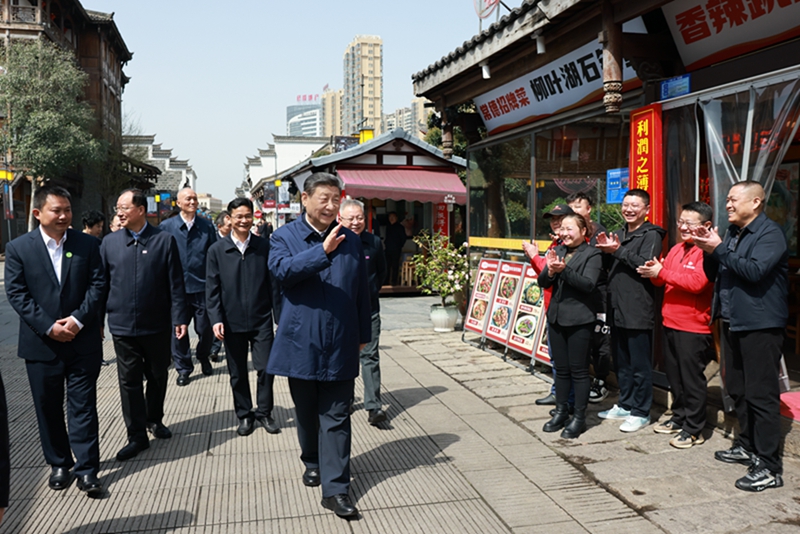 2024年3月19日上午，習(xí)近平在常德河街考察時(shí)，同店主和游客親切交流。新華社記者 王曄 攝