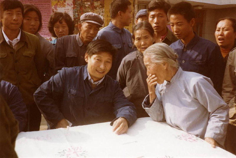 1983年，時任河北正定縣委書記的習近平（前排居中），臨時在大街上擺桌子聽取老百姓意見。
