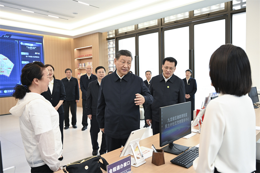 2024年4月22日至24日，中共中央總書記、國家主席、中央軍委主席習近平在重慶考察。這是22日下午，習近平在九龍坡區(qū)謝家灣街道民主村社區(qū)考察。新華社記者 謝環(huán)馳 攝
