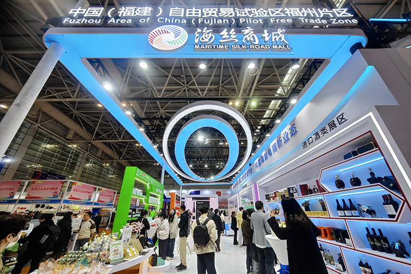 2024年3月18日，第四屆中國跨境電商交易會在福建福州開幕。展會聚焦“鏈接跨境全流域 共建電商新生態(tài)”，集聚全國80余個外貿(mào)產(chǎn)業(yè)帶的上千家供應(yīng)鏈企業(yè)。