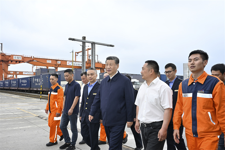 2024年4月22日至24日，中共中央總書記、國家主席、中央軍委主席習近平在重慶考察。這是22日下午，習近平在重慶國際物流樞紐園區(qū)重慶鐵路集裝箱中心站，同貨車司機、列車司機、裝卸工人、場站管理人員等親切交流。新華社記者 岳月偉 攝