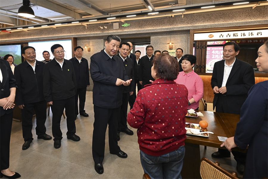 2024年4月22日下午，習近平在九龍坡區(qū)謝家灣街道民主村社區(qū)考察時，同正在社區(qū)食堂就餐的群眾親切交流。新華社記者 謝環(huán)馳 攝
