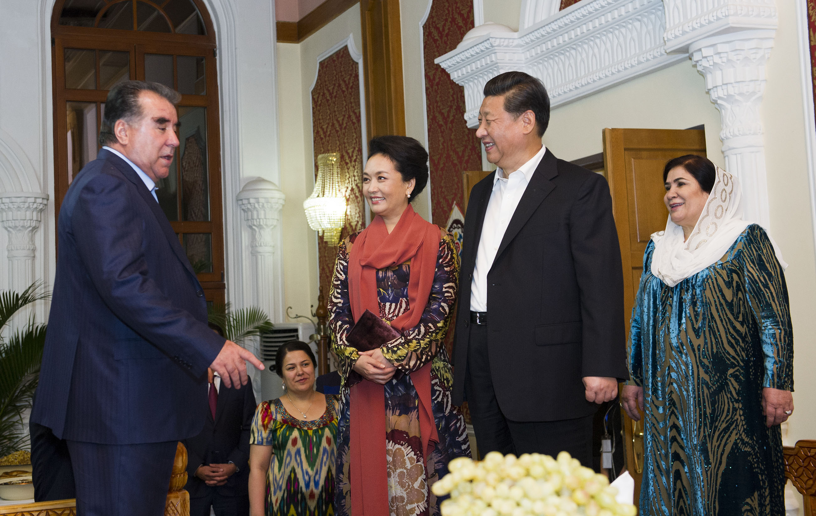2014年9月12日，習(xí)近平主席在杜尚別出席塔吉克斯坦總統(tǒng)拉赫蒙舉行的家宴。這是習(xí)近平主席和夫人彭麗媛在拉赫蒙夫婦陪同下參觀總統(tǒng)官邸。