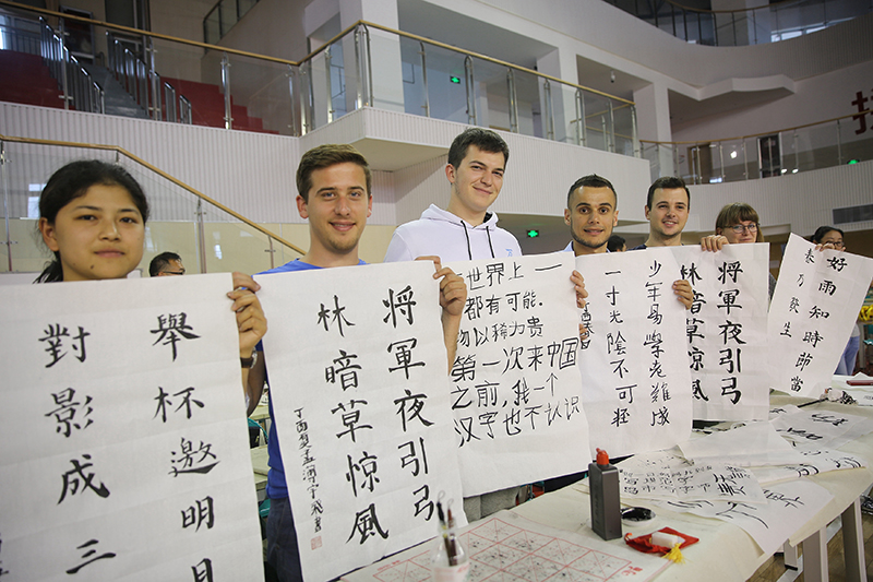 2017年6月5日，來自青島大學(xué)和中國石油大學(xué)（華東）的外國留學(xué)生在展示剛剛現(xiàn)場完成的書法作品。