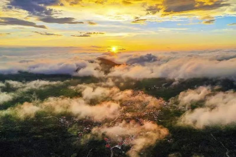 圖為云霧繚繞的軍營(yíng)村，群山盡翠，紅瓦掩映。廈門市委宣傳部供圖
