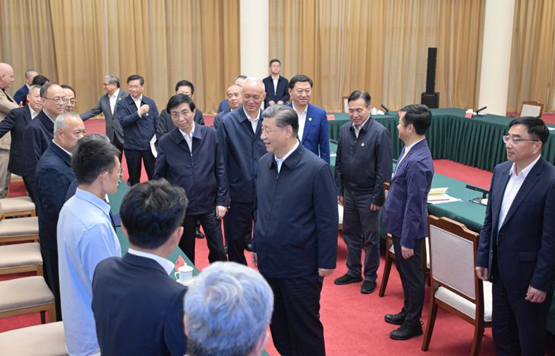 2024年5月23日，習(xí)近平總書記在山東省濟南市主持召開企業(yè)和專家座談會并發(fā)表重要講話。這是總書記同參會的企業(yè)和專家代表親切交流。