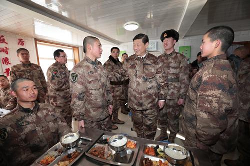 2014年1月26日中午，習(xí)近平來到連隊食堂，同戰(zhàn)士們一起用餐。新華社記者 李剛 攝