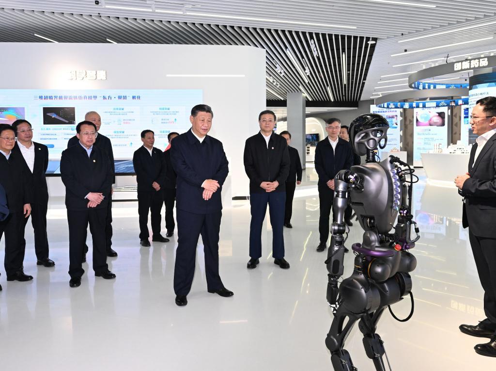 2023年11月28日下午，習(xí)近平在浦東新區(qū)張江科學(xué)城參觀上?？萍紕?chuàng)新成果展。新華社記者 謝環(huán)馳 攝