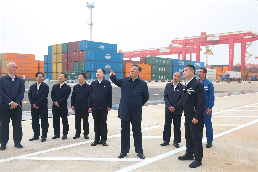 2024年5月22日至24日，中共中央總書記、國家主席、中央軍委主席習近平在山東考察。這是22日下午，習近平在日照港察看全自動化集裝箱碼頭作業(yè)場景。新華社記者 鞠鵬 攝